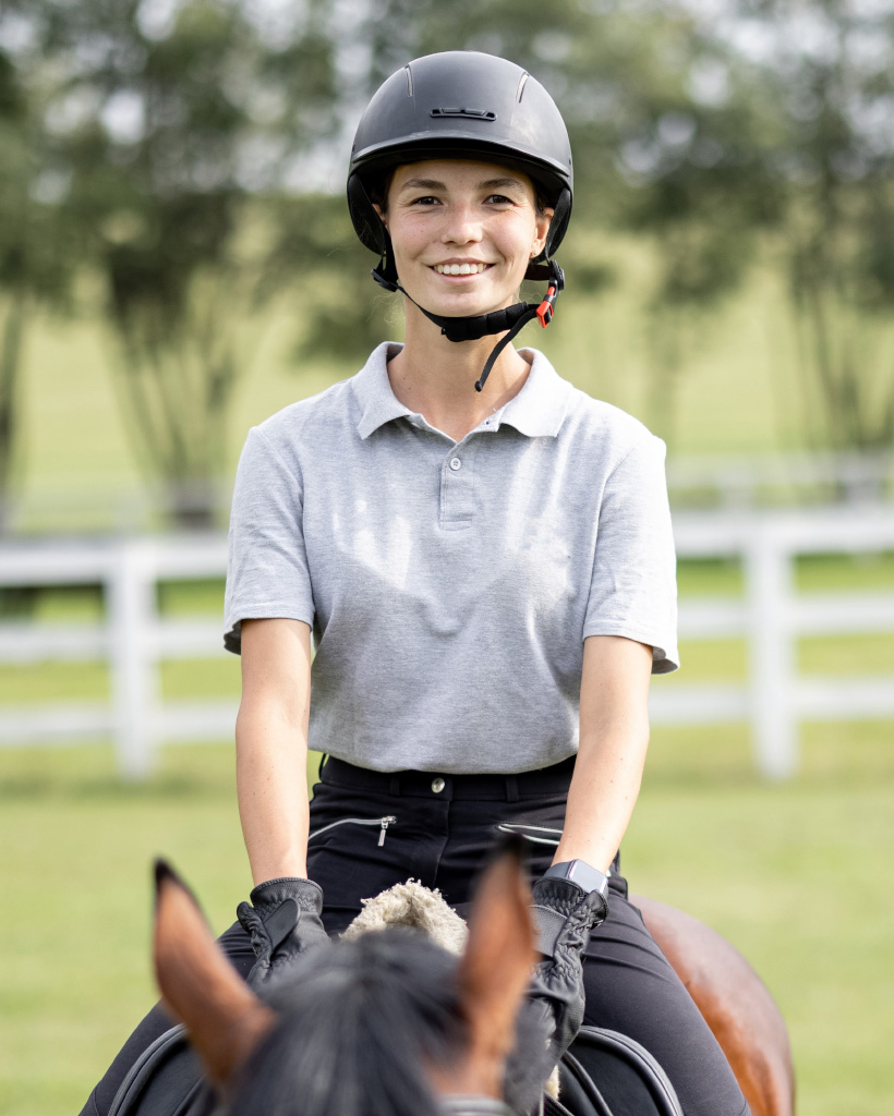 Benedetta, titolare della Scuderia della Rovere di Uboldo, con passione e dedizione guida ogni attività del centro, unendo amore per i cavalli e attenzione per i cavalieri di tutte le età.